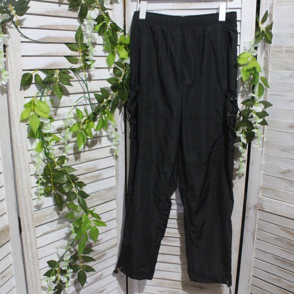 Urban Outfitters baggy tech parachute pants (830)